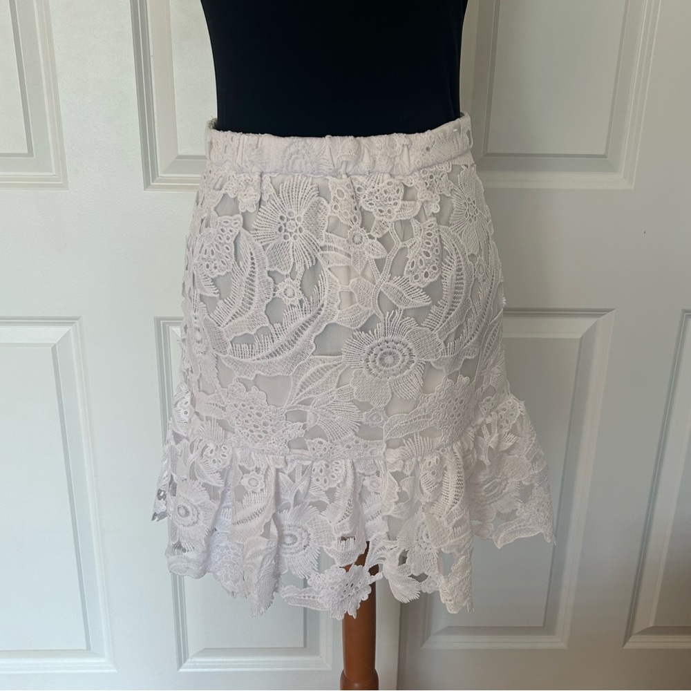 VERSONA White Lace Appliqué Short Skirt 🆕 - Picture 2 of 3